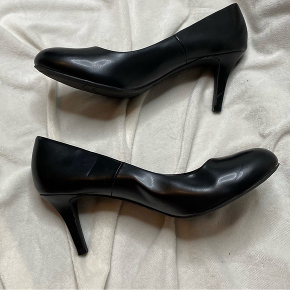 Comfort Plus by Predictions Classic Black Pumps - Picture 5 of 10